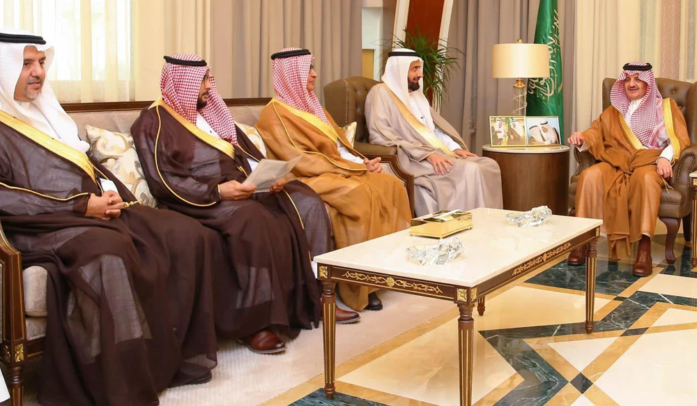 Eastern Province Gov. Prince Saud bin Naif meeting with officials of the Eastern Province Crises and Disaster Management Center. (SPA)