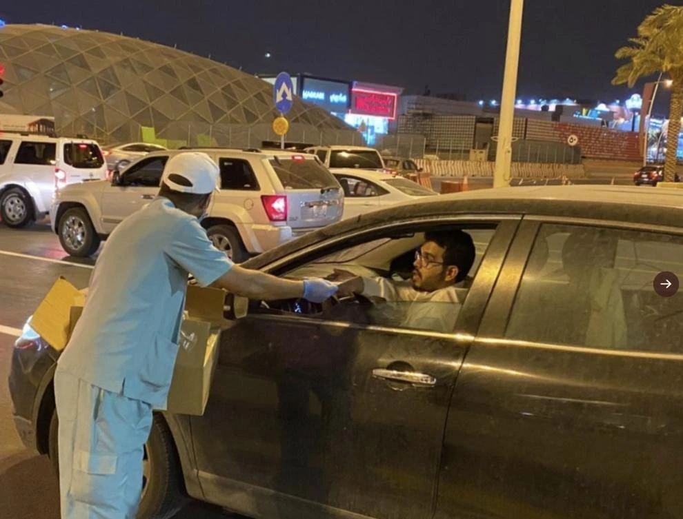 Volunteers for Riyadh Municipality hand out free sanitizers in 25 locations throughout the city. (Riyadh Municipality Twitter)