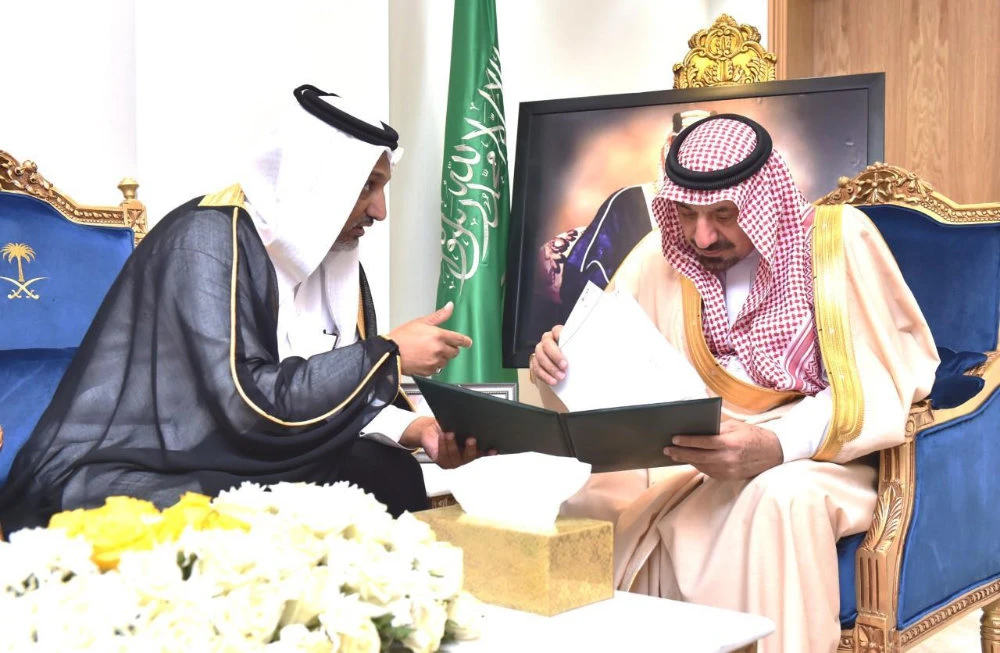 Najran Gov. Prince Jalawi bin Abdul Aziz bin Musaed reviews the region’s prices and stock monitoring report. (SPA)