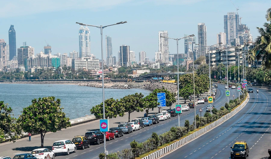 A general view shows deserted roads with minimal traffic near the sea front in Mumbai on March 19, 2020. (AFP)