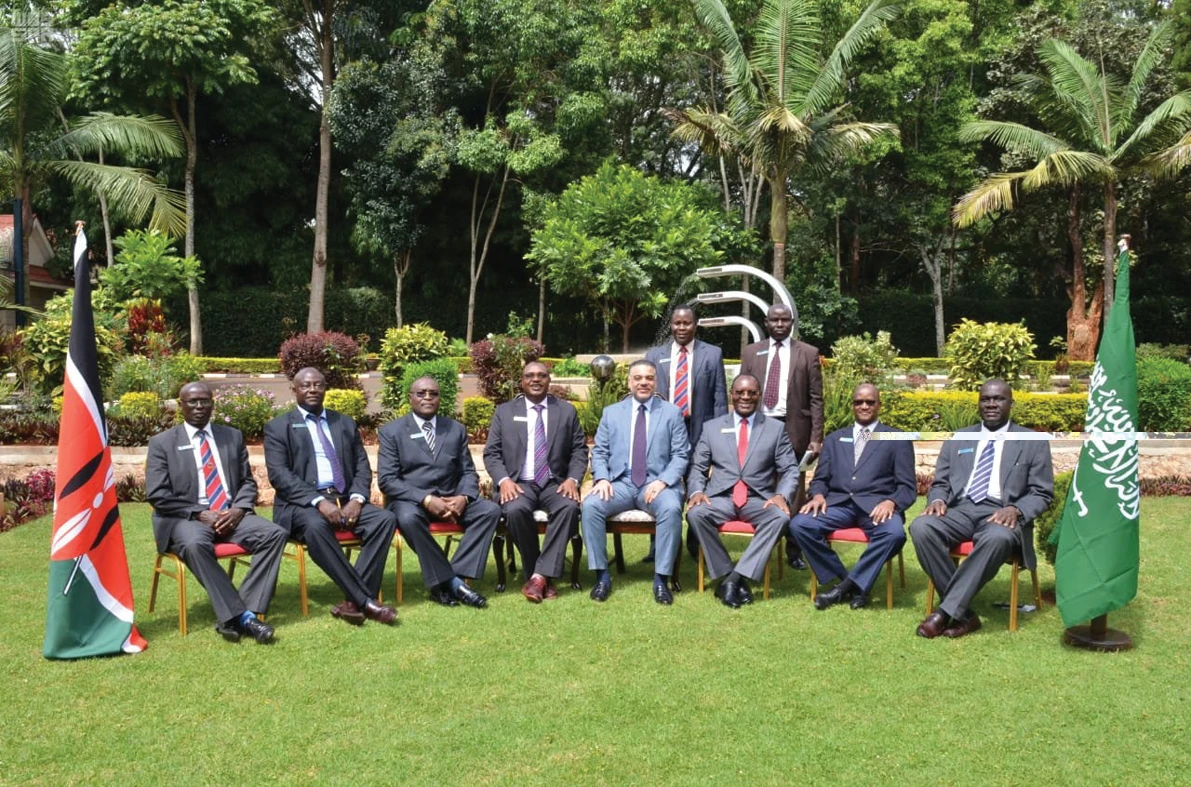 Saudi Arabia's envoy to Kenya joins a photo session at the National Defense College in Nairobi. (SPA)
