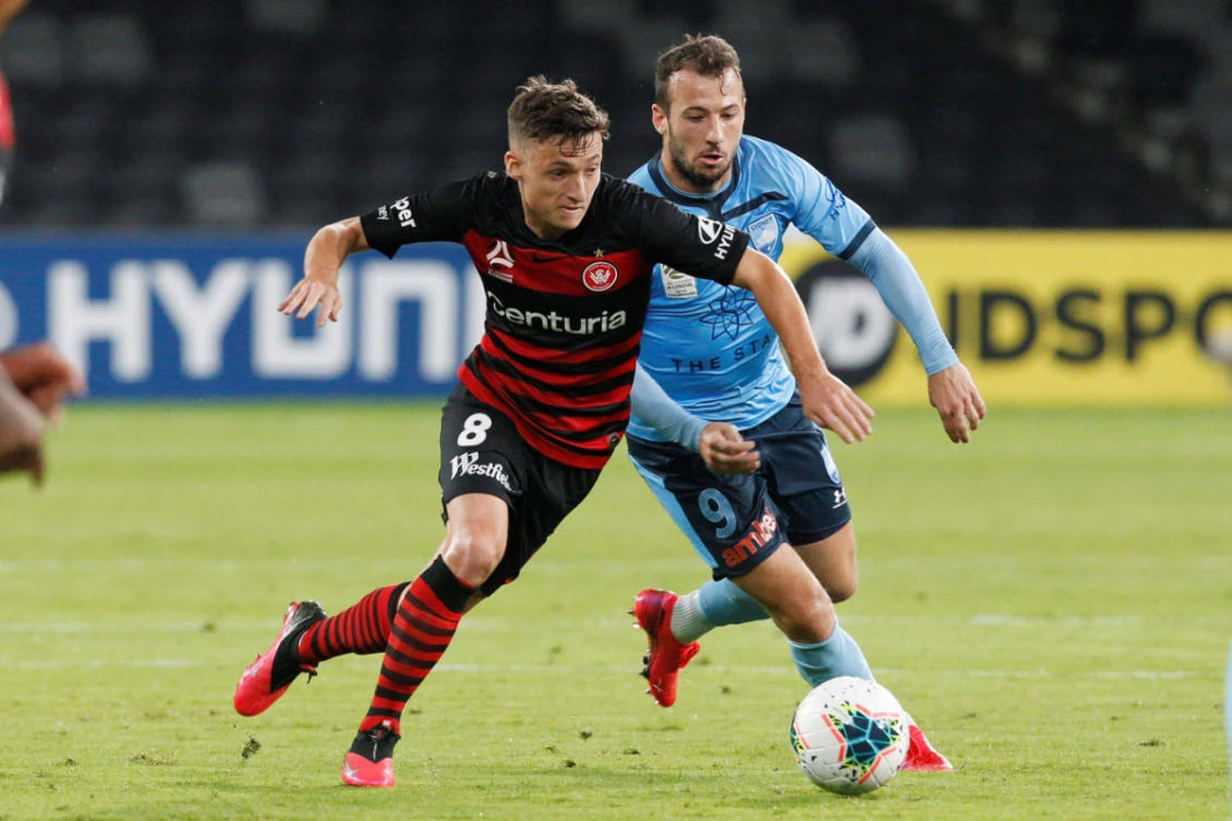 Adam Le Fondre of Sydney FC (R) challenges Jordan O'Doherty of the Wanderers in an empty Bankwest Stadium during their round 24 A-League football match between Sydney FC and the Western Sydney Wanderers at Bankwest Stadium in Sydney on March 21, 2020. (AFP / Steve Christo)