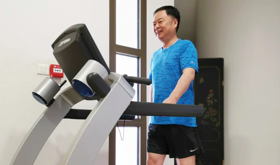 Chinese Ambassador to Saudi Arabia, Chen Weiqing, has shared photos of his new daily life practices. (Photo courtesy/Twitter @AmbChenWeiQing)