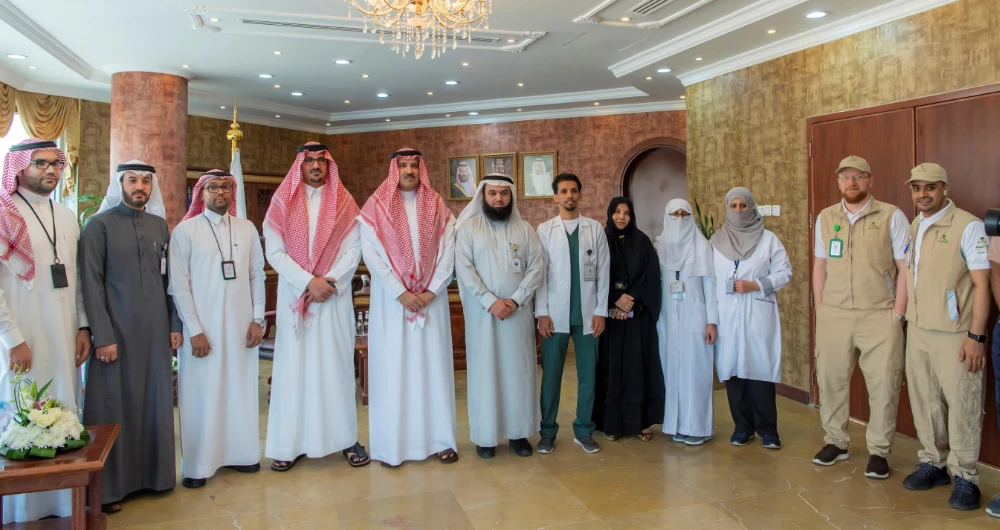Madinah Gov. Prince Faisal bin Salman meets officials in charge of reviewing and following up on confinement procedures in the region. (SPA)