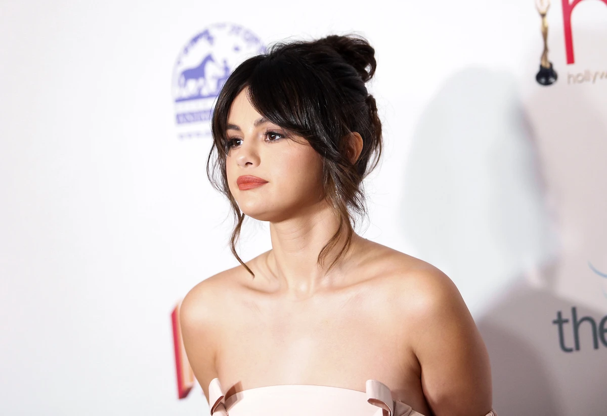 Selena Gomez cleans up with the #SafeHands challenge