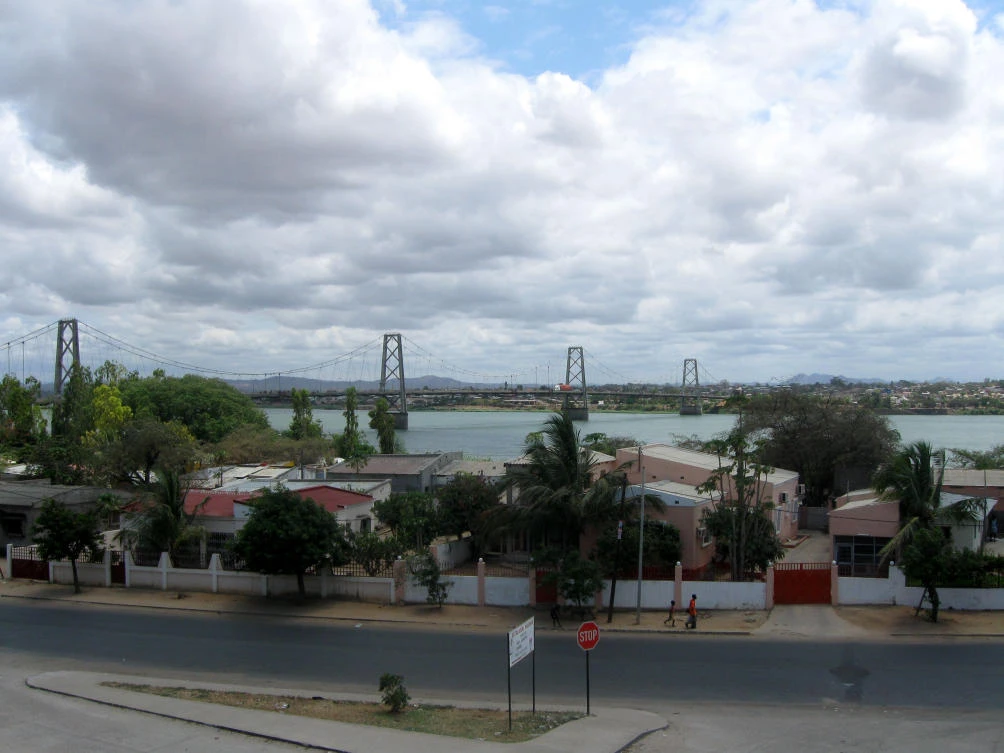The Samora Machel Bridge spanning the Zambezi River at Tete, Mozambique. (Wikimedia Commons)