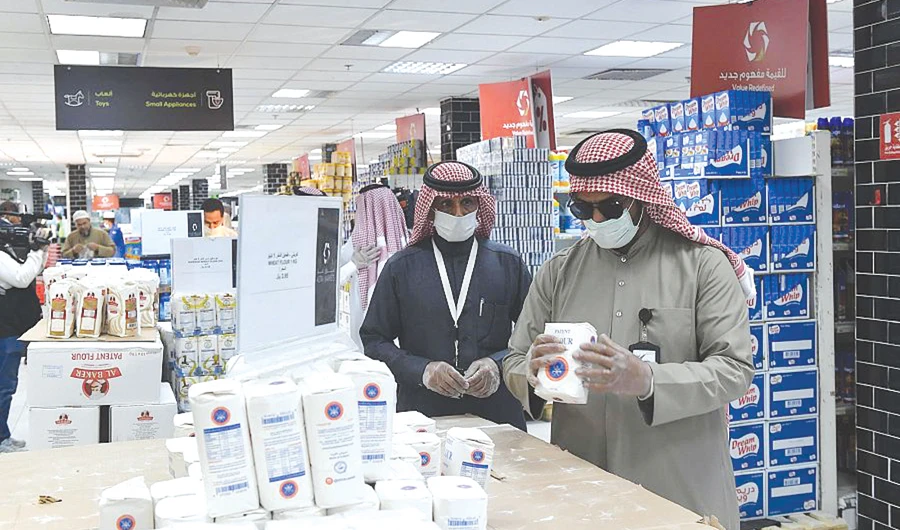 Municipal officials in Tabuk inspect a market to ensure the supply, quality and price of food items and essential goods. The municipality is also taking steps to ensure cleanliness to check the spread of coronavirus disease (COVID-19). (SPA)