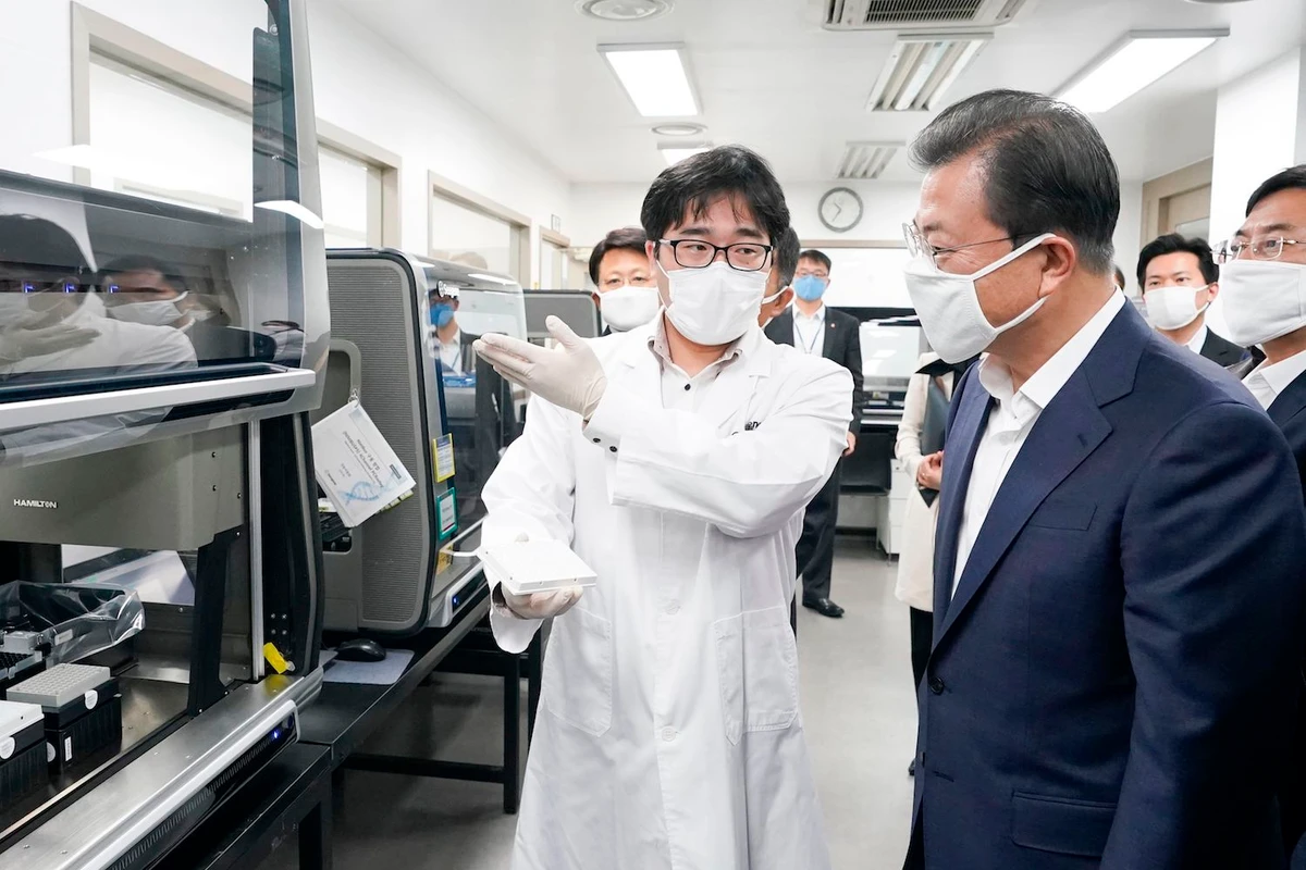 South Korean President Moon Jae-in (R) visits a Seegene research facility, a Seoul-based developer of COVID-19 diagnostic solutions, in Seoul on March 25, 2020. (AFP)