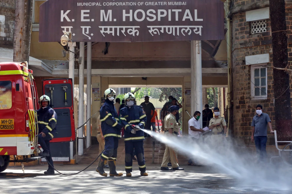 Firefighters disinfect the exteriors of a government-run hospital to limit the spreading of coronavirus disease (COVID-19), in Mumbai, India, on March 24, 2020. (REUTERS/Prashant Waydande)
