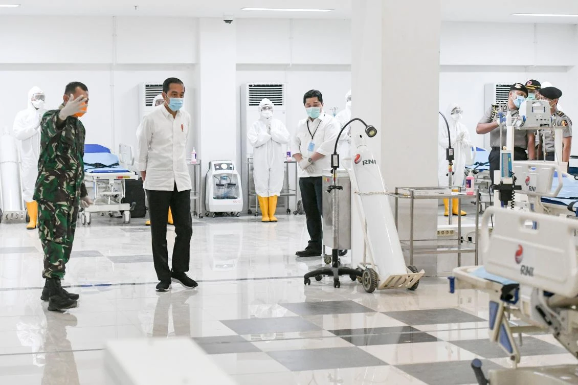 Indonesia’s President Joko Widodo, second left, inpects a room while visiting the 2018 Asian Games athlete’s village which has been converted into a hospital for coronavirus patients in Jakarta on March 23, 2020. (AFP)