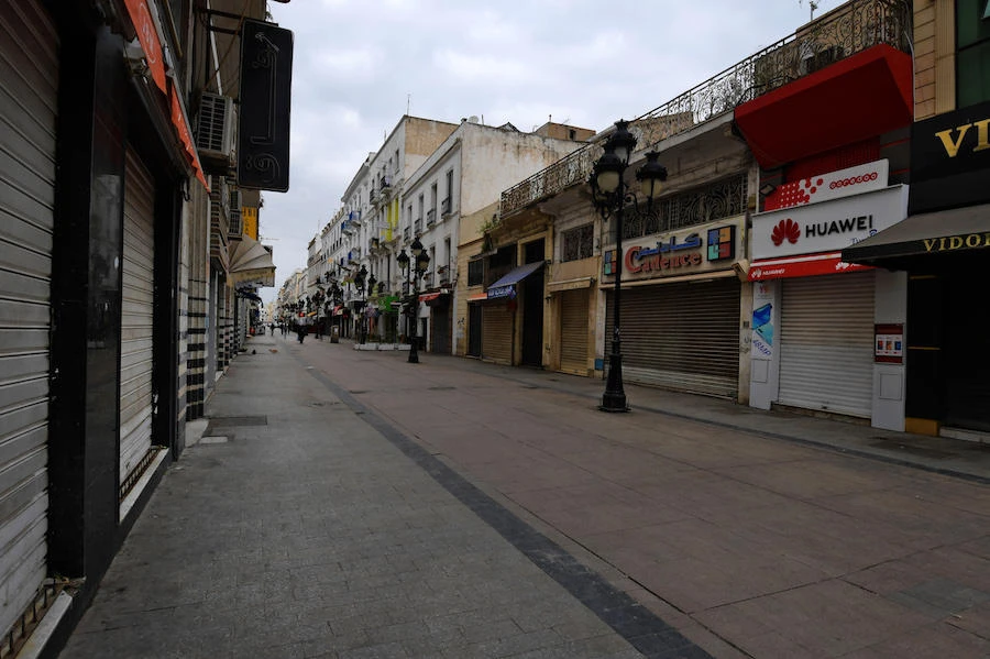 A picture taken on March 24, 2020 shows shops closed in a deserted street in the Tunisian capital Tunis during general confinement imposed by the authorities to halt the spread of coronavirus (COVID-19). (AFP)