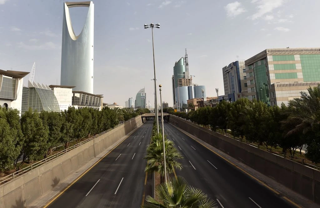 A picture taken on March 26, 2020, shows an empty King Fahad main street in the Saudi capital Riyadh, after the Kingdom began implementing an 11-hour nationwide curfew, on the day of an emergency G20 videoconference, to discuss a response to the COVID-19 crisis. (AFP)