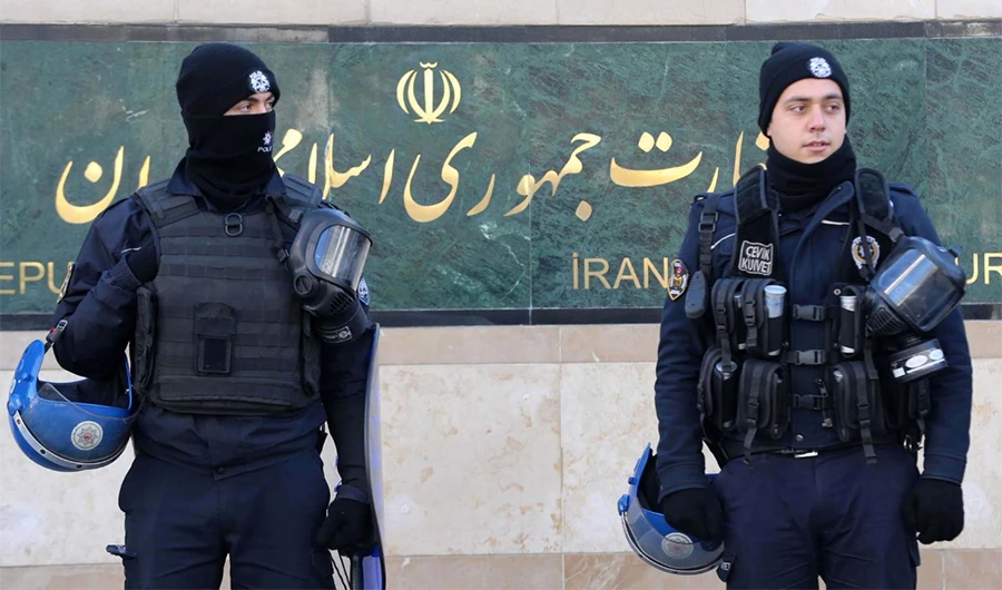 Turkish riot police stand guard in front of the Iranian Embassy during a protest against Iran's role in Aleppo, in Ankara, Turkey, December 15, 2016. (Reuters /File Photo)