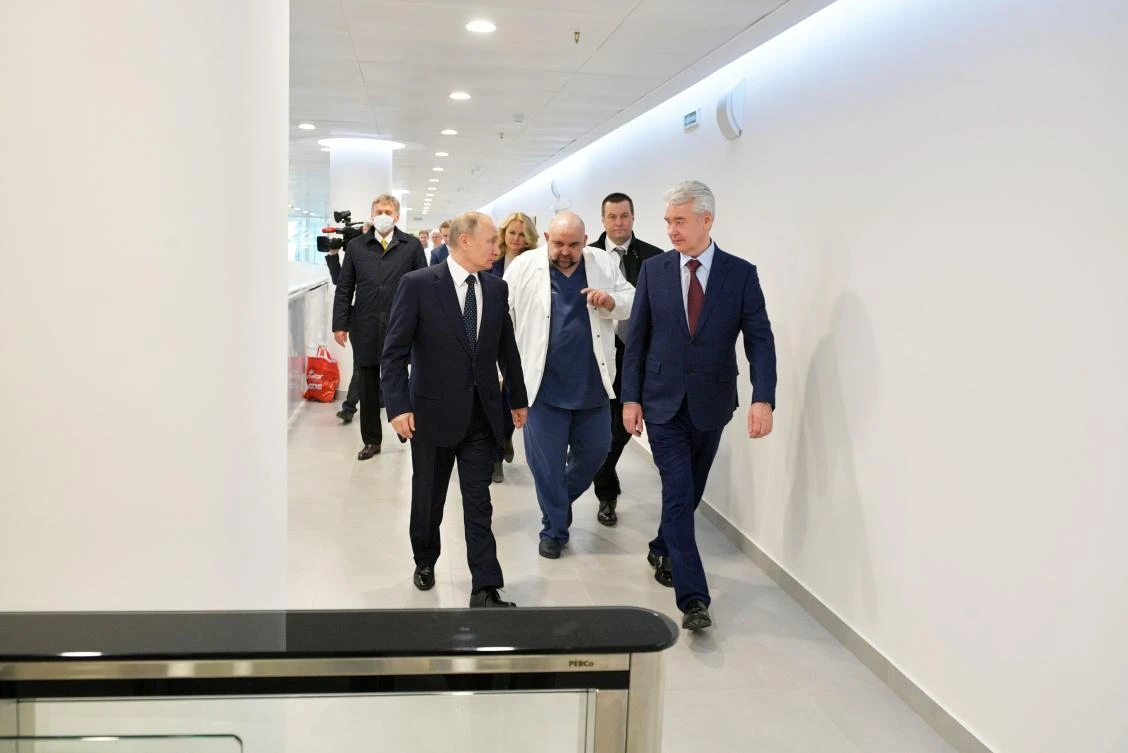Russian President Vladimir Putin (front L) and Moscow Mayor Sergei Sobyanin (front R) visit a hospital where patients infected with the COVID-19 novel coronavirus are being treated, in the settlement of Kommunarka in Moscow on March 24, 2020. (AFP)