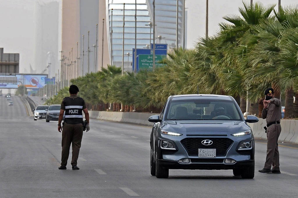 Saudi authorities arrest coronavirus curfew violators in Riyadh