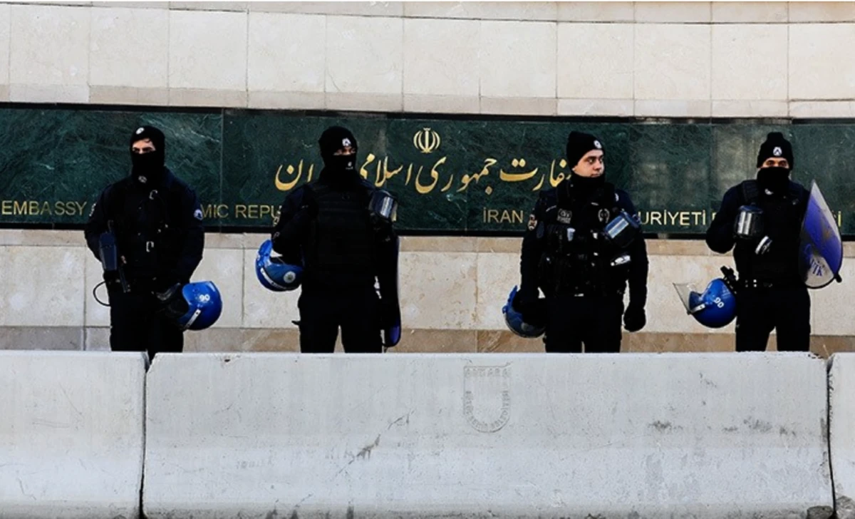Turkish riot police stand guard in front of the Iranian Embassy during a protest against Iran's role in Aleppo, in Ankara, Turkey, December 15, 2016. (Reuters /File Photo)