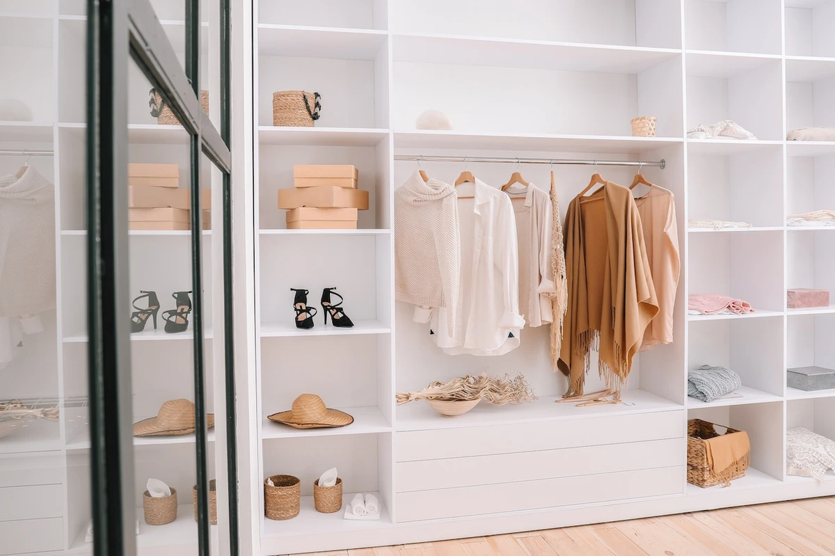 Clean out your closet with these simple tips. (Shutterstock)