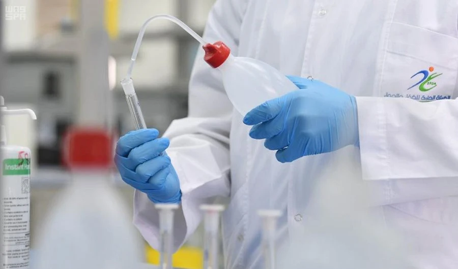 Experts at the authority analyze the impurities in sterilizers. (SPA)