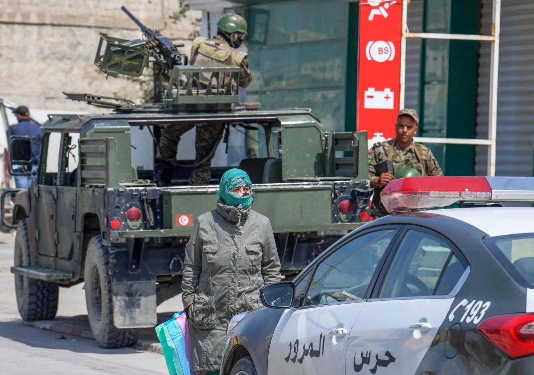 Tunisian soldiers stand guard next to the headquarters of Mnihla delegation in Ariana Governorate during a demonstration against the general confinement, on March 30, 2020. (AFP/Fethi Belaid)