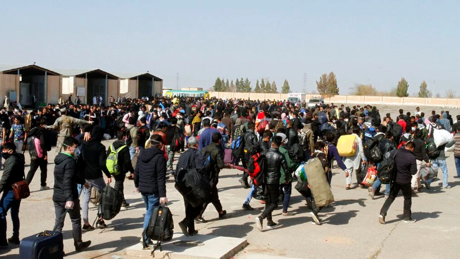 Thousands of Afghan refugees re-enter Afghanistan at the Islam Qala border crossing with Iran, in western Herat Province, March 18, 2020. (AP Photo)