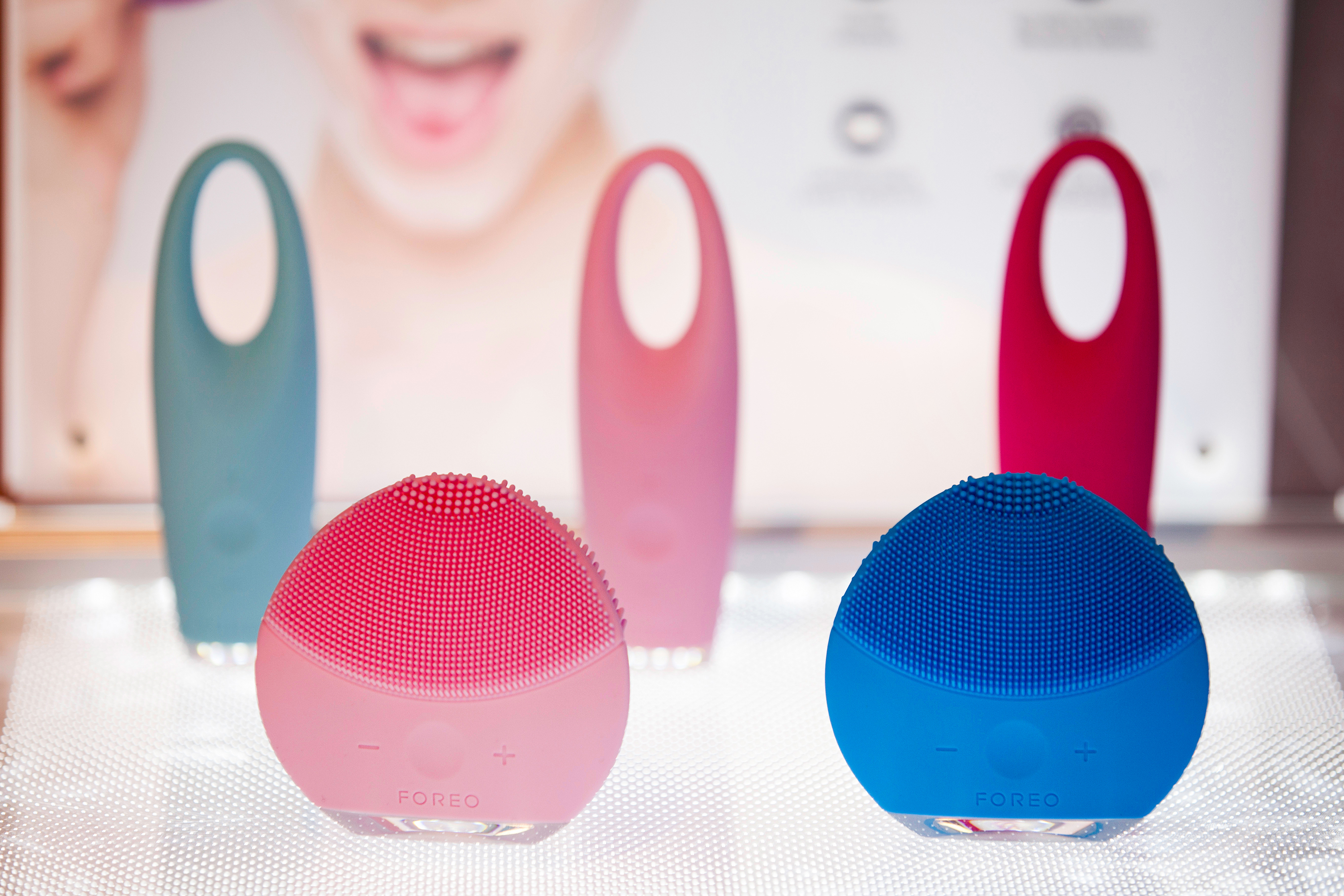 Facial cleansing brush