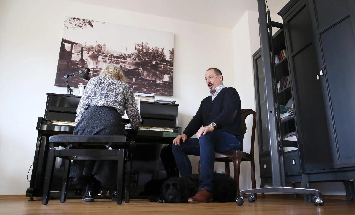 German sopranist and member of the ensemble of Leipzig's opera house (Oper Leipzig), Lilli Wuenscher and her husband Canadian bass Randall Jakobsh sing at home, where the family stays confined due to the pandemic of the novel coronavirus, on April 3, 2020 on the outskirts of Leipzig, eastern Germany. The gates of the Leipzig Opera have been closed for about three weeks due to the novel corona pandemic - but the voices and instruments of the artists are far from silent. / AFP / Ronny Hartmann
