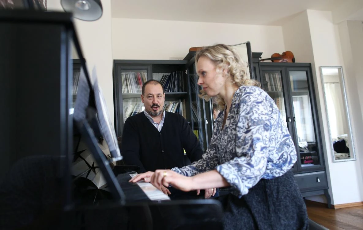 German sopranist Lilli Wuenscher (R) and her husband Canadian bass baritone Randall Jakobsh at home, on April 3, 2020 in Leipzig, eastern Germany. The gates of the Leipzig Opera have been closed for about three weeks due to the corona pandemic - but the voices and instruments of the artists are far from silent. / AFP / Ronny Hartmann