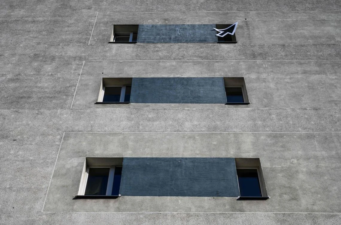 An art installation featuring an arrow pointing towards a hole in a wall where starlings are nesting, part of the "Balconies, Life, Art, Pandemic, and Proximity" exhibition, is seen in Berlin on April 12, 2020, amid a new coronavirus COVID-19 pandemic. Over 30 artists are taking part in the two-day exhibition which calls on "the artistic community living in [Berlin's district of] Prenzlauer Berg to activate / exhibit / inhabit / their windows and balconies on Easter Sunday and Monday". Curated by Ovul Durmusoglu and Joanna Warsza, the exhibition boasts "zero budget, no openings, no crowds, just a proposition of a stroll that would connect dots in solidarity and togetherness". / AFP / John MACDOUGALL