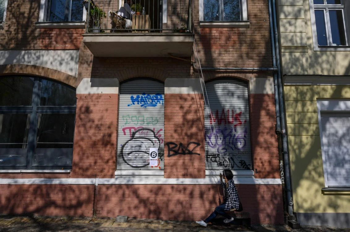 An art installation featuring a swing hanging from a balcony, part of the "Balconies, Life, Art, Pandemic, and Proximity" exhibition, is seen in Berlin on April 12, 2020, amid a new coronavirus COVID-19 pandemic. Over 30 artists are taking part in the two-day exhibition which calls on "the artistic community living in [Berlin's district of] Prenzlauer Berg to activate / exhibit / inhabit / their windows and balconies on Easter Sunday and Monday". Curated by Ovul Durmusoglu and Joanna Warsza, the exhibition boasts "zero budget, no openings, no crowds, just a proposition of a stroll that would connect dots in solidarity and togetherness". / AFP / John MACDOUGALL