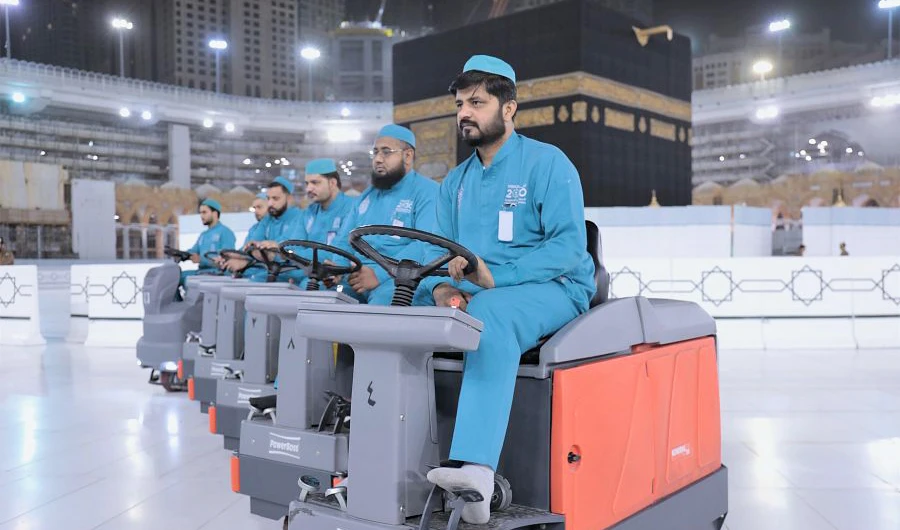 3,500 workers help sanitize Grand Mosque in Makkah