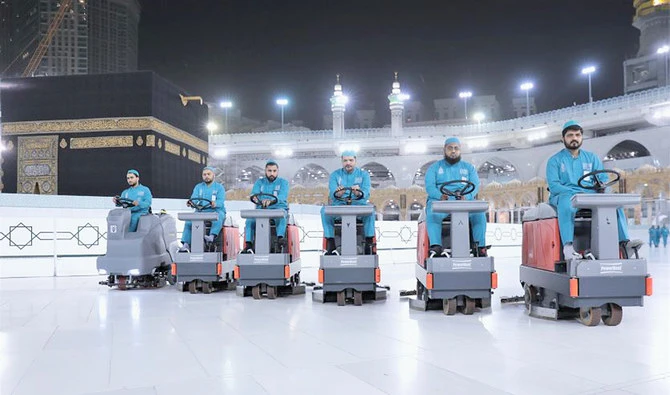 The workers manage to clean the entire holy mosque around the clock. (SPA)
