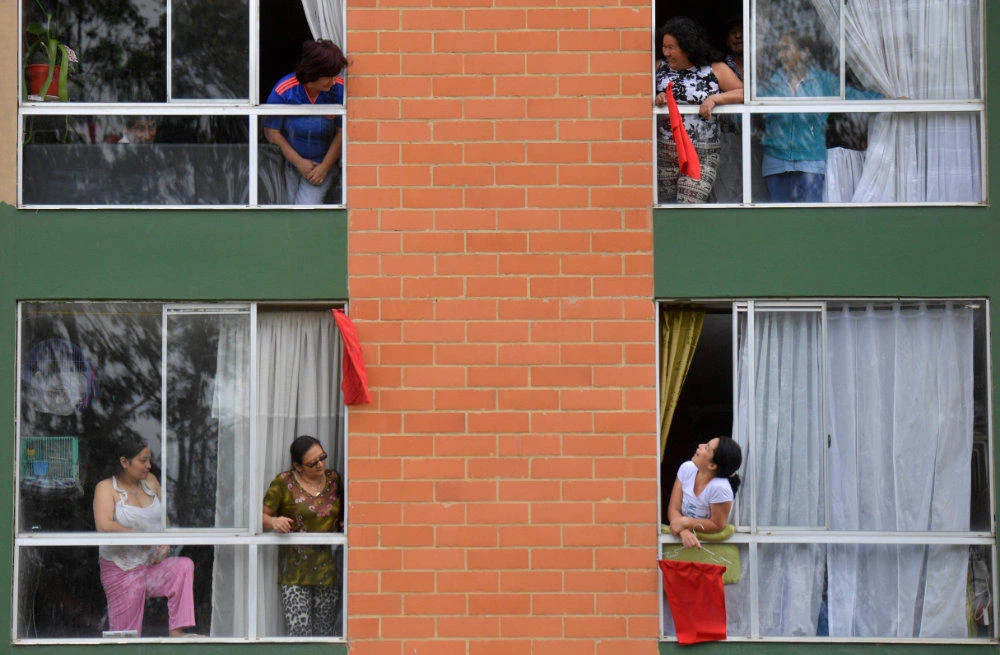 People in a situation of vulnerability hang a red cloth in their house, to demand the Colombian government for aid in Soacha municipality, near Bogota, on April 4, 2020. Colombia's president has announced mandatory preventive isolation as a measure against the spread of the COVID-19, but miners and other workers are exempted. (AFP / Raul Arboleda)