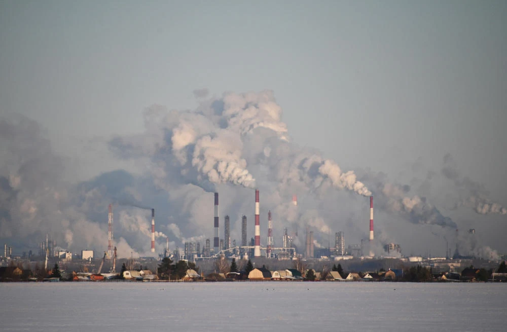A view shows the Gazprom Neft's oil refinery in Omsk, Russia. (REUTERS/Alexey Malgavko/File Photo)