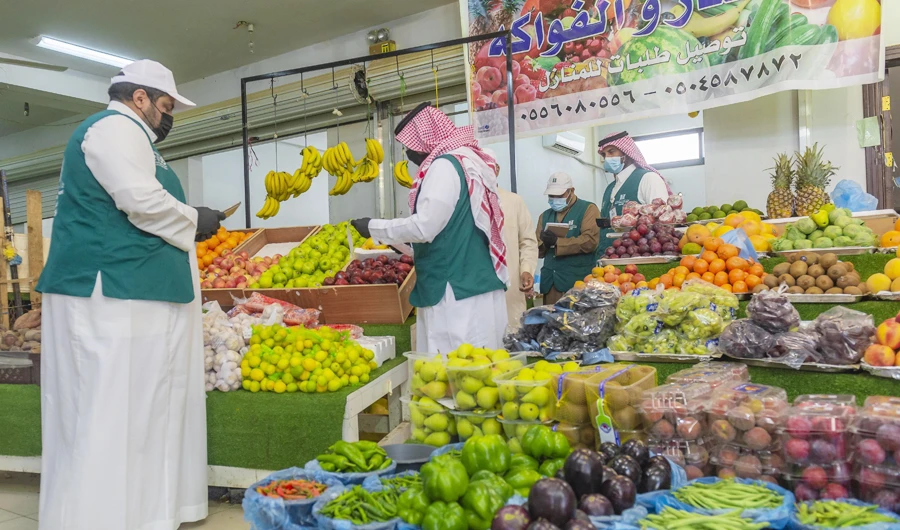 Ministry of Commerce teams inspect a market in Al-Baha to ensure the availability of food items and monitor prices. (SPA)