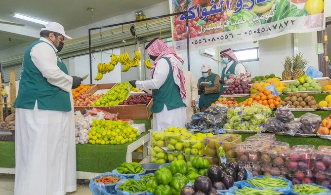 Ministry of Commerce teams inspect a market in Al-Baha to ensure the availability of food items and monitor prices. (SPA)