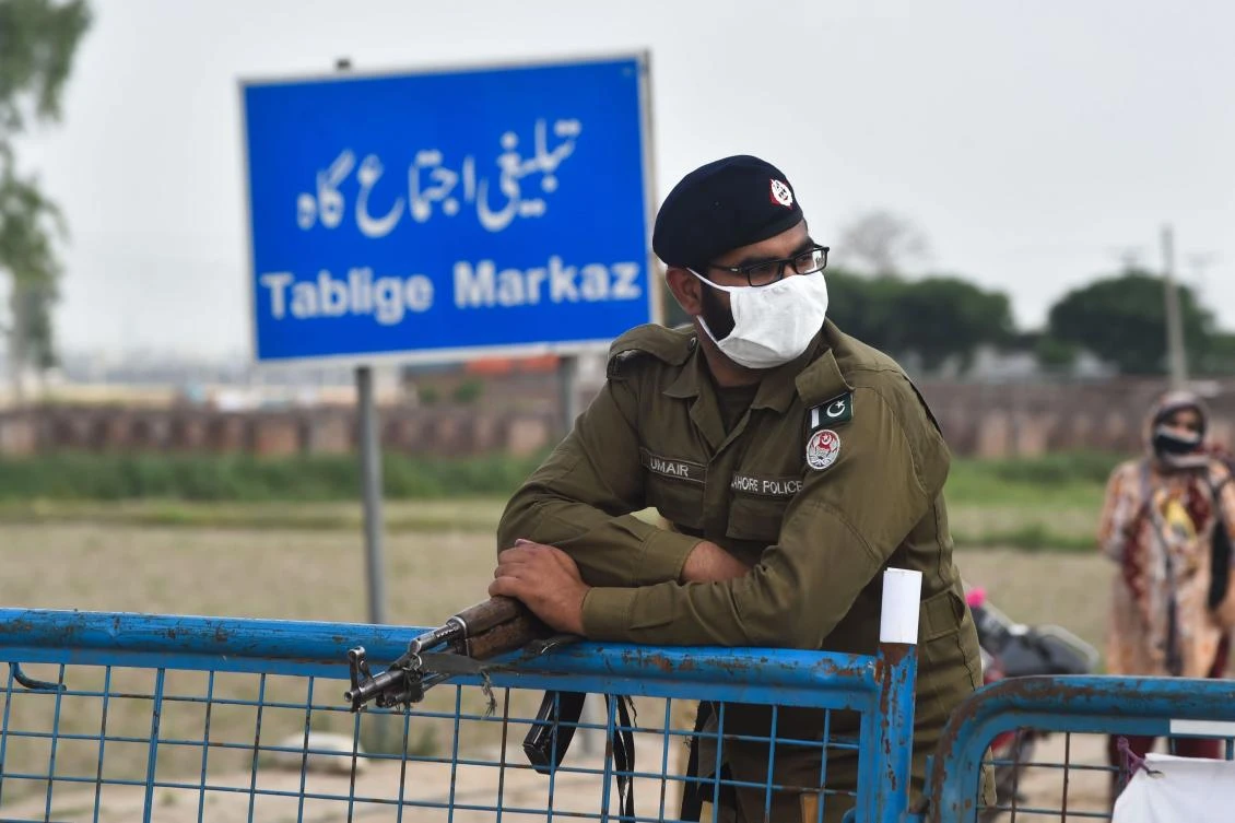 A policeman wearing a facemask stands at the Tablighi Markaz checkpoint during a government-imposed nationwide lockdown as a preventive measure against the COVID-19 coronavirus, in Lahore on April 5, 2020. (AFP/Arif Ali)