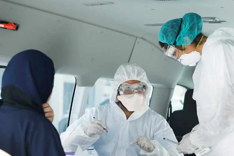 Doctors check a traveller in their designated residential area to check on residents who returned from Iran if anyone is infected with the novel coronavirus, at Isa Town Health Center, south of Manama, Bahrain, March 2, 2020. (Reuters)