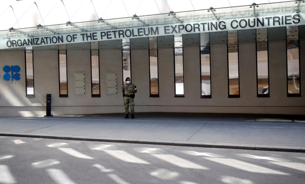 An Austrian army soldier stands in front of the Organization of the Petroleum Exporting Countries (OPEC) headquarters in Vienna, Austria, on April 9, 2020. (REUTERS/Leonhard Foeger)