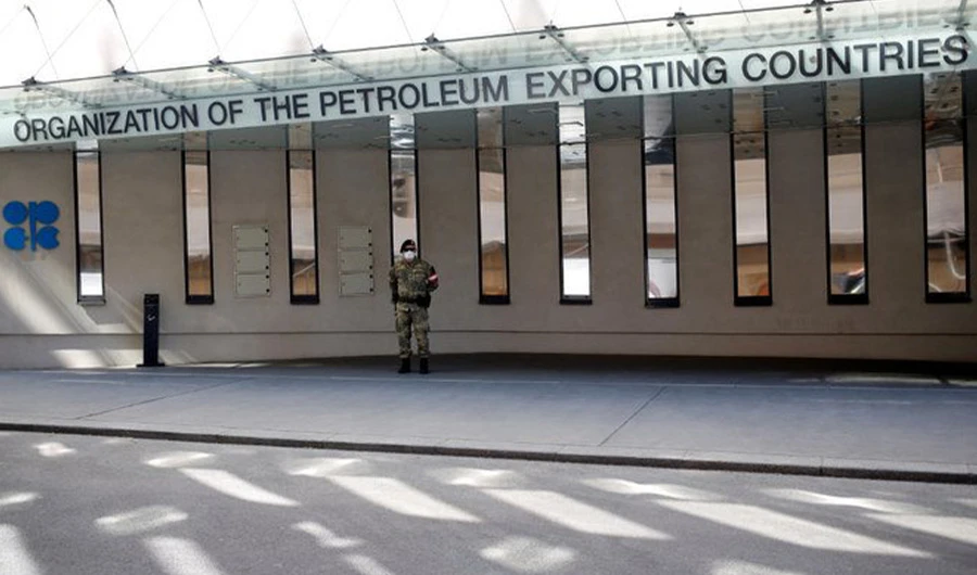 An Austrian army soldier stands in front of the Organization of the Petroleum Exporting Countries (OPEC) headquarters in Vienna, Austria, on April 9, 2020. (REUTERS/Leonhard Foeger)