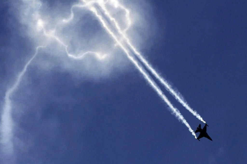 A Pakistani fighter jet F-16 flies over Karachi during a ceremony on February 27, 2020. (AFP file photo)