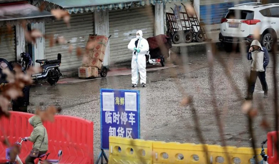 A worker in a protective suit is seen at the closed seafood market in Wuhan, Hubei province, China January 10, 2020. (REUTERS photo)
