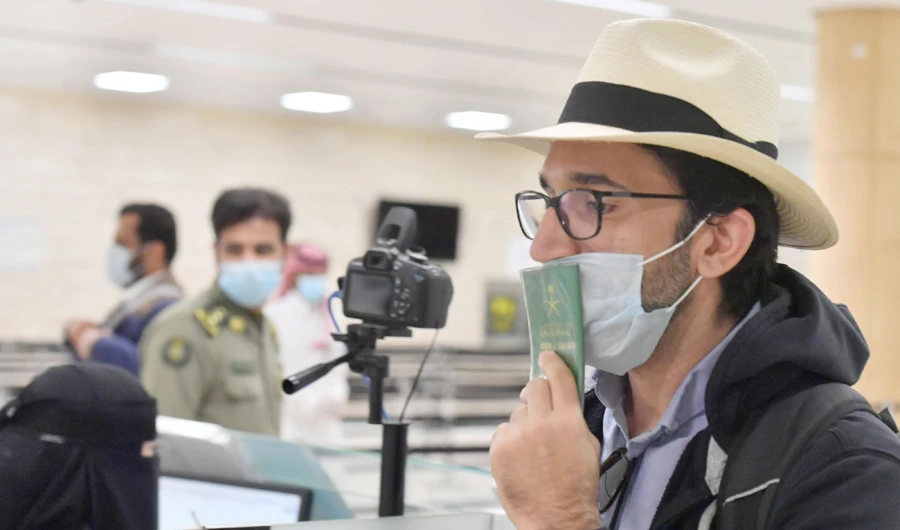 An overwhelmed Saudi coming from New York kisses his passport on his arrival in Riyadh on Tuesday. (SPA)