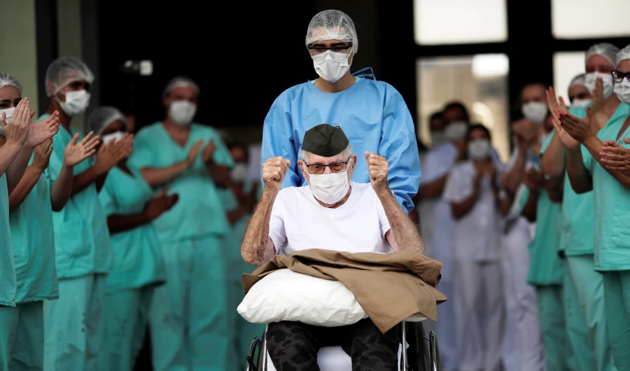 Brazilian 99-year-old former WWII combatant Ermando Armelino Piveta, gestures as leaves the Armed Forces Hospital in Brasilia, after being treated for the novel coronavirus (COVID-19) and discharged, amid the coronavirus disease (COVID-19) outbreak, in Brasilia, Brazil, April 14, 2020. (REUTERS)