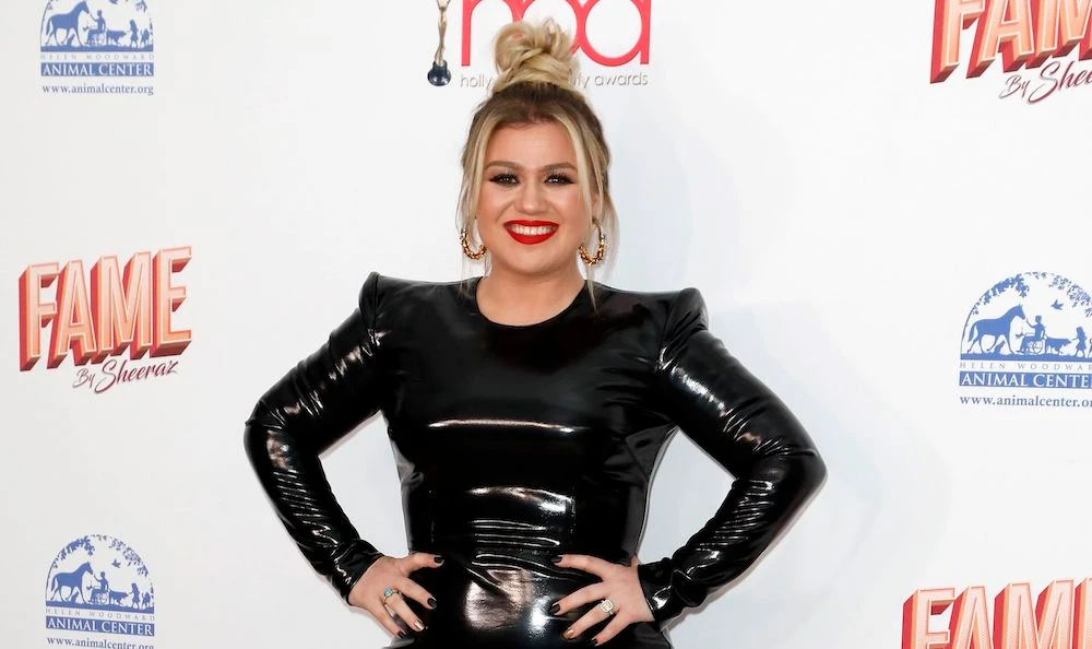 Kelly Clarkson features Arabic lyrics on new single