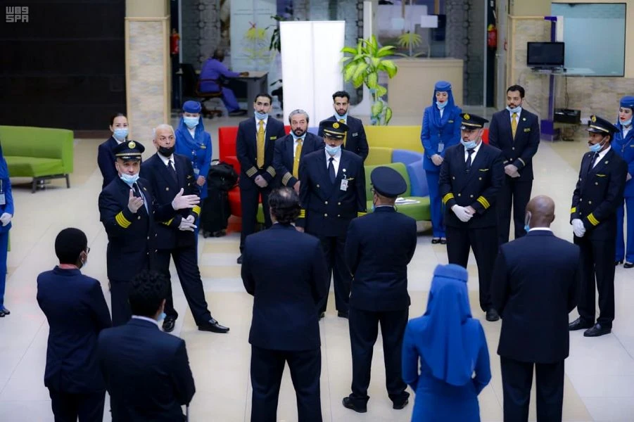 Four air crew, including eight pilots and copilots, 43 navigators and 35 flight attendants, were given a heroes’ welcome after manning the Saudia Boeing 777 aircraft on its record-breaking journey to bring 187 Saudi citizens home. (SPA)
