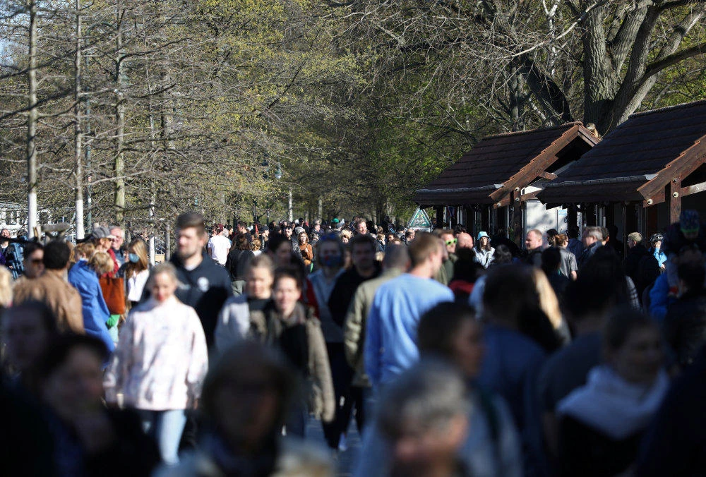 Crowds of people walk at Treptower park as the spread of coronavirus disease (COVID-19) continues in Berlin, Germany, April 19, 2020. (REUTERS/Christian Mang)