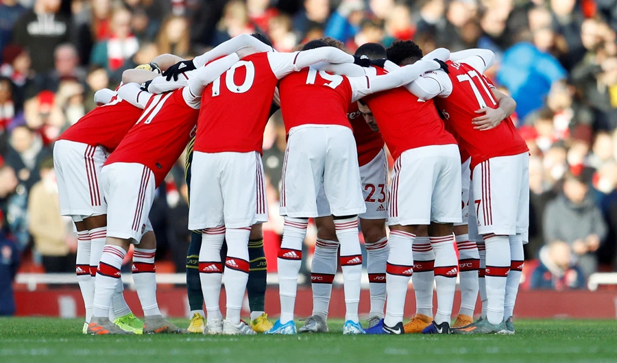 Arsenal team huddle before the match. (REUTERS)
