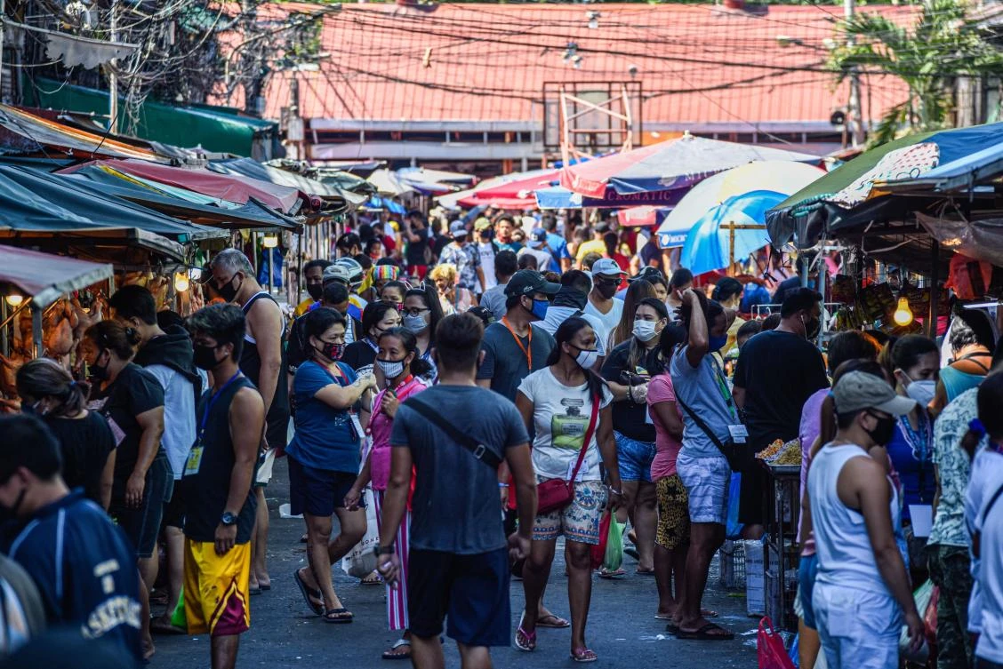 People shop at a market despite a government imposed enhanced quarantine as a preventive measure against the novel coronavirus in Manila on April 21, 2020. (AFP)
