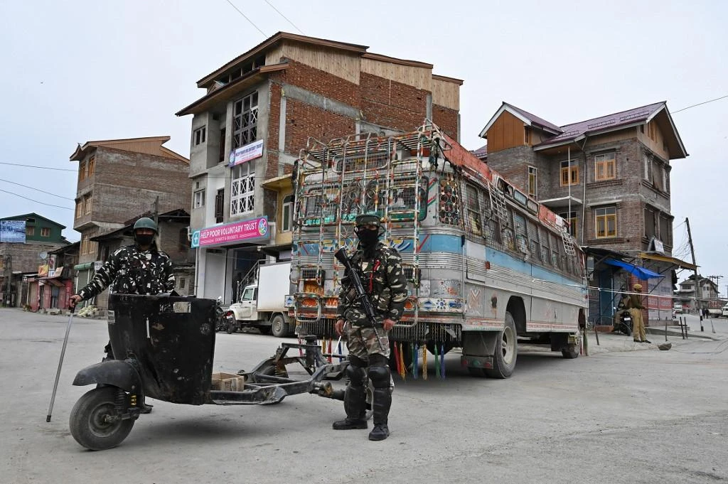 Indian paramilitary troopers stands guard at a checkpoint in an area declared Red Zone in connection with a nationwide lockdown as a preventive measures against the spread of the coronavirus in Srinagar on April 7, 2020. (AFP)