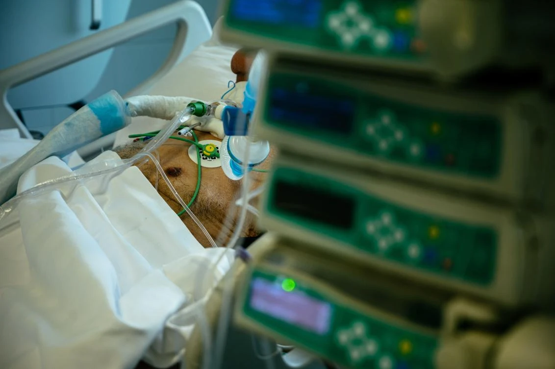 Sixty people with the virus died overnight, pushing the death toll to 615, Russia’s official crisis response center said. Above, a patient at the intensive care ward of Moscow’s K+31 private hospital on April 20, 2020. (AFP)
